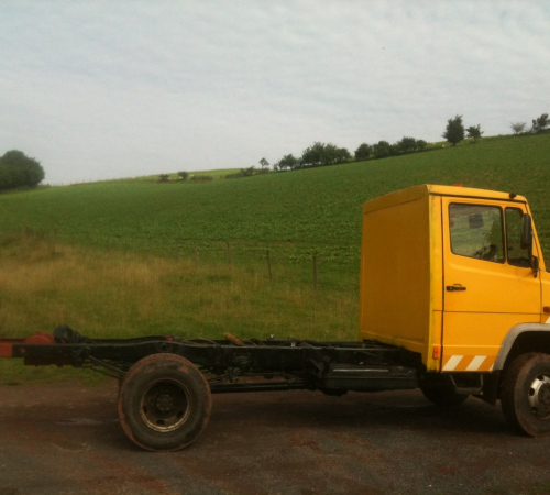 Mercedes 814da 4x4 winch truck. Cab cut.